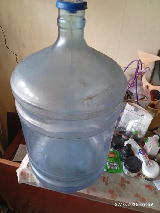 Бутиль для води з кришкою.