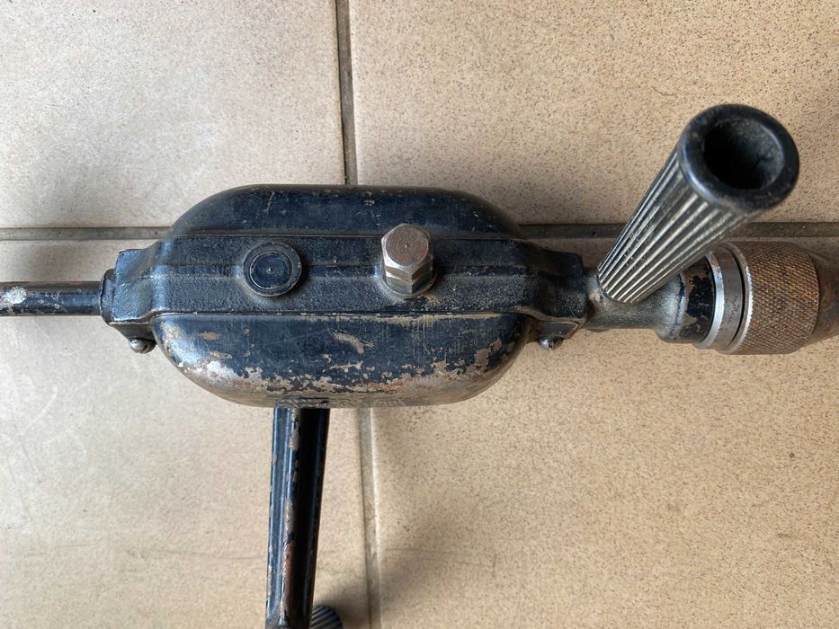 Stara wiertarka ręczna.