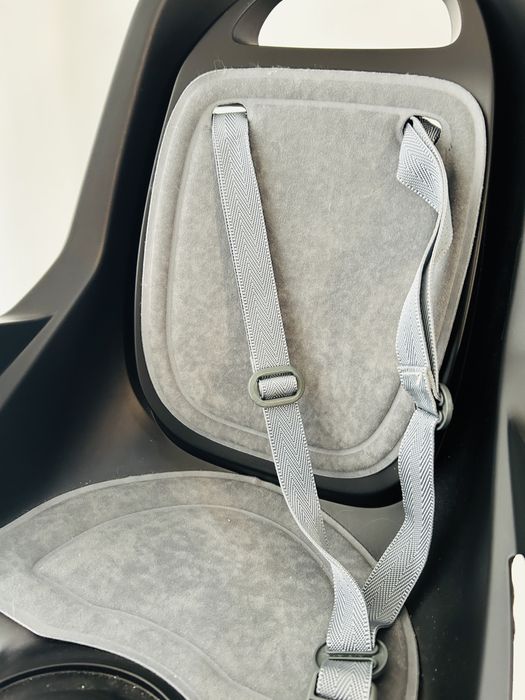 Cadeira para criança na bicicleta. Child seat on bicycle