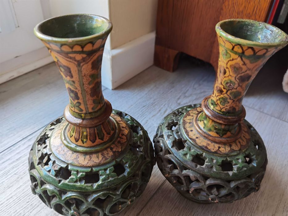 Para starych wazonów ceramicznych