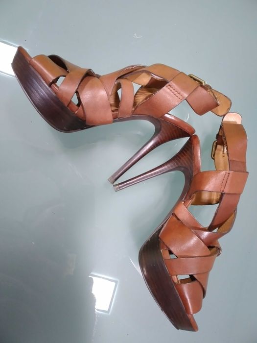 Sandálias Zara em pele castanho / camel