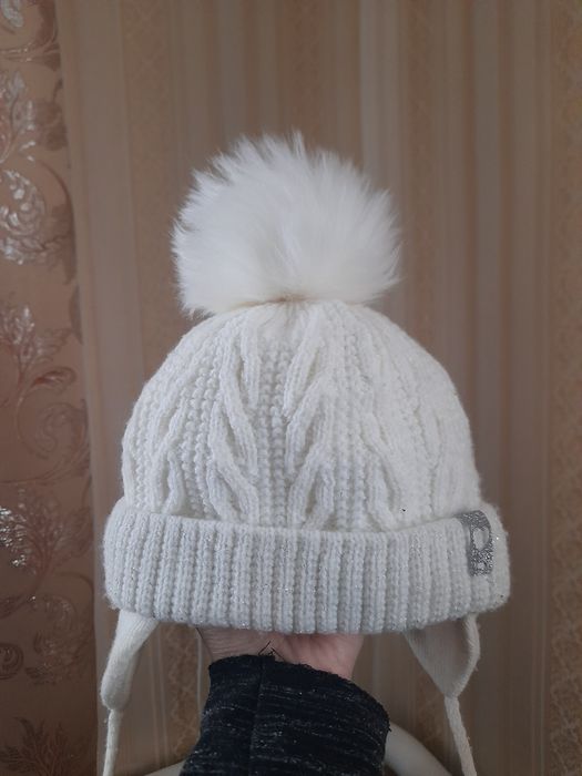 Біла тепла шапочка для дівчинки
