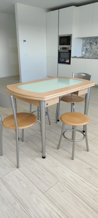 Vendo mesa com cadeiras e bancos