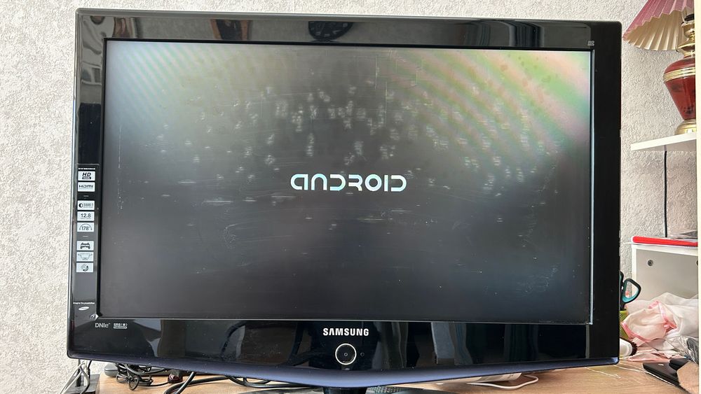 Телевізор Samsung 32" з ніжкою  і пультом