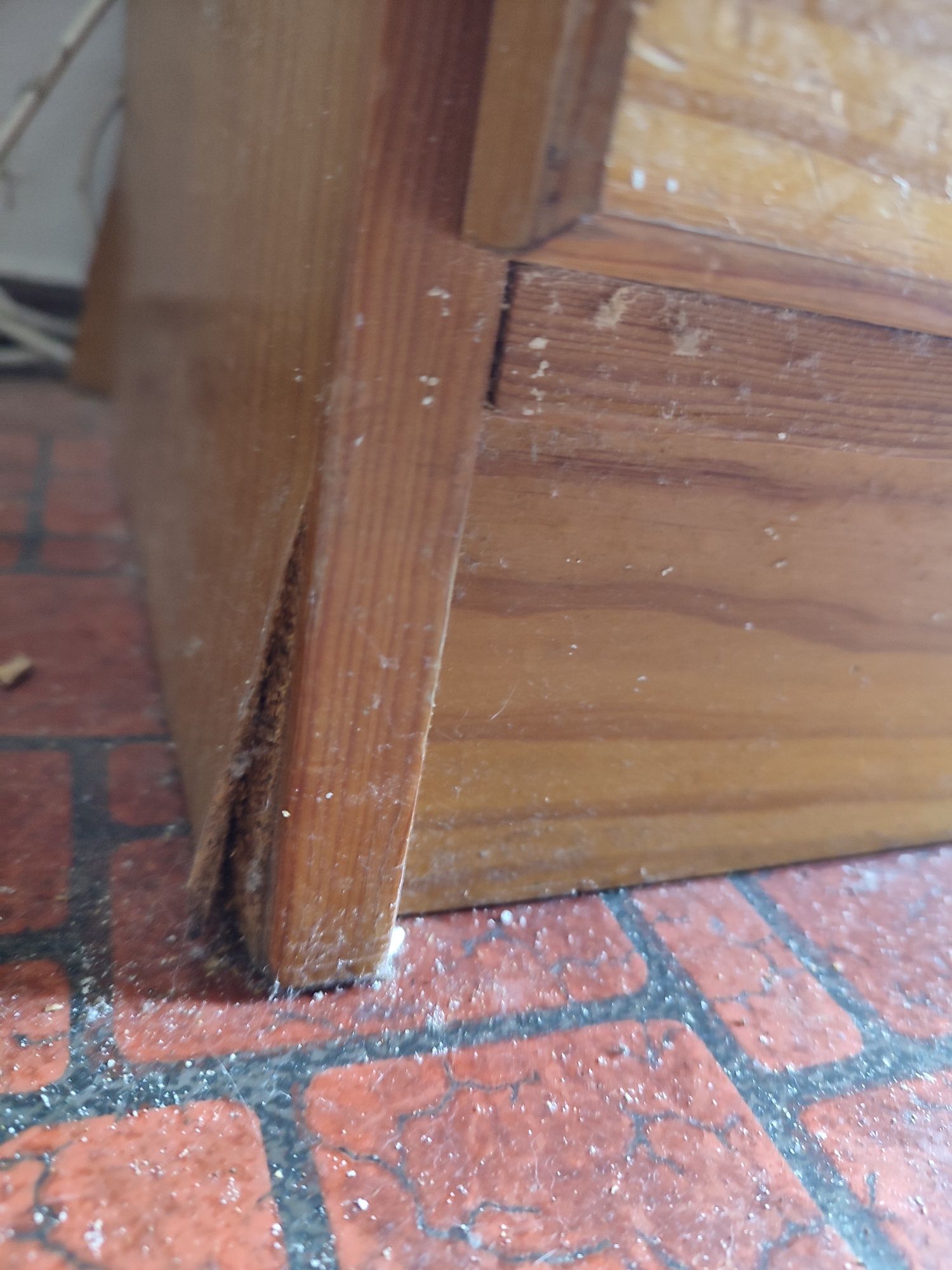 Cómoda em pinho para restaurar