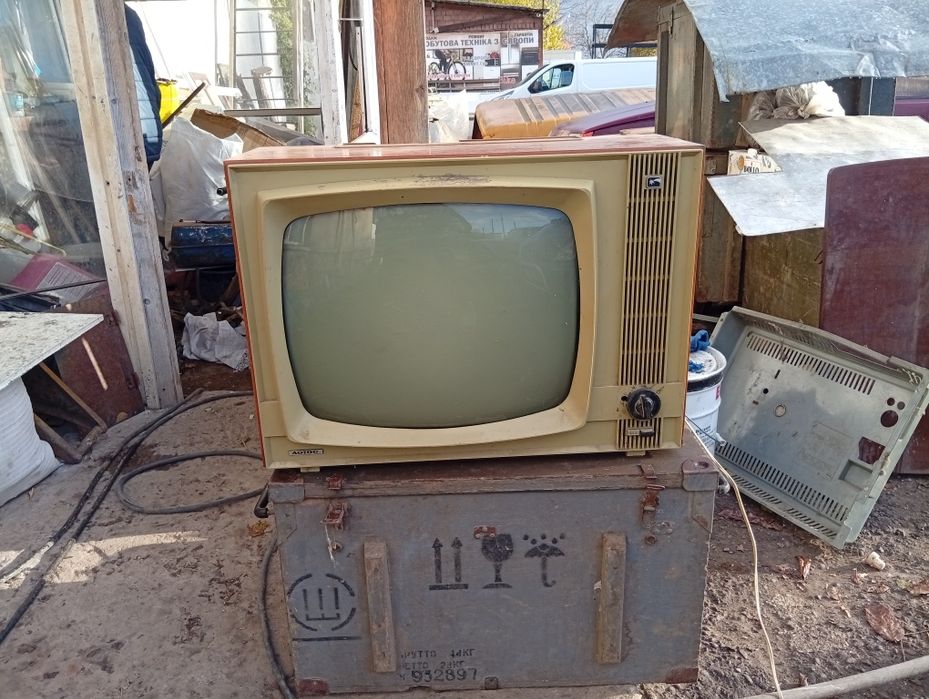 Продам два старих телевізори