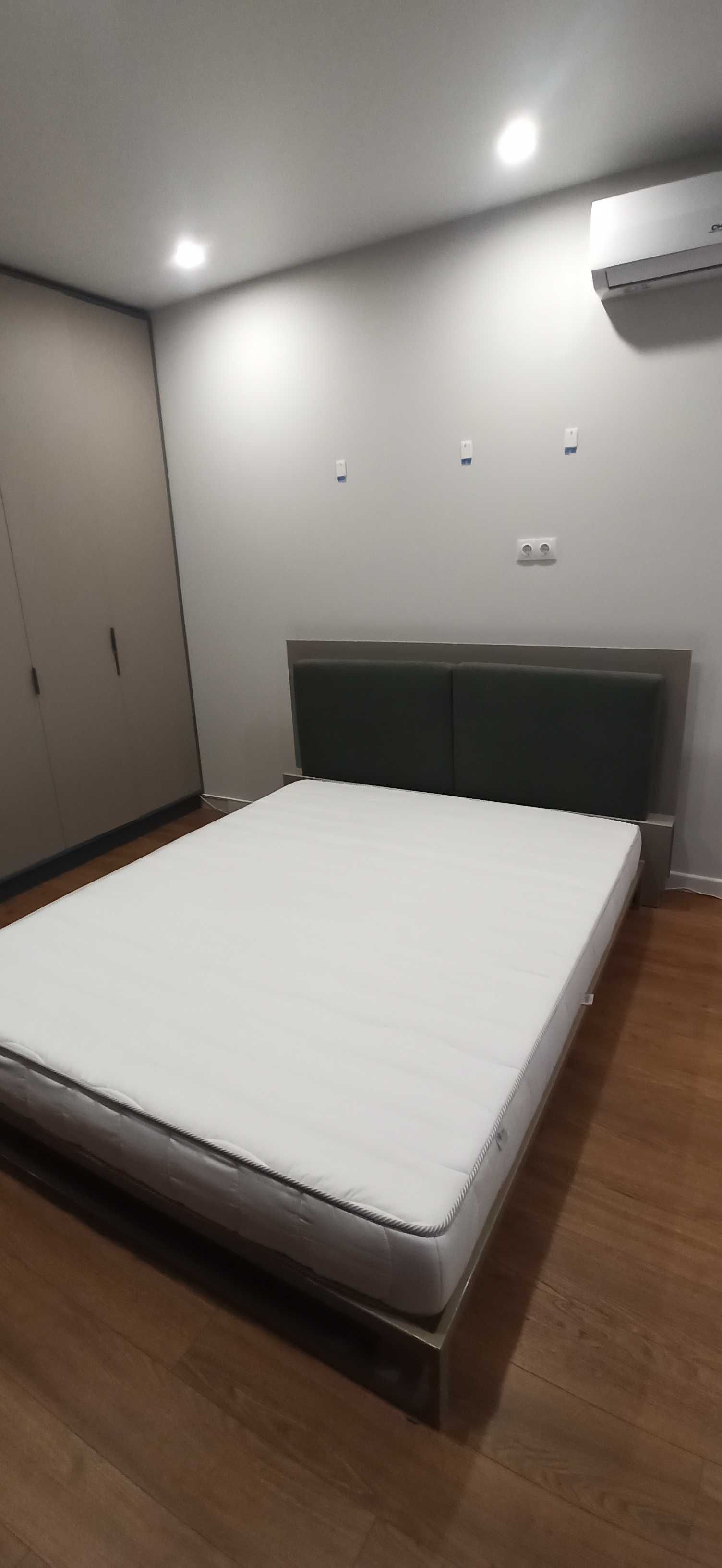 Кровать на металлическом каркасе со спинкой из ДСП 160*200
