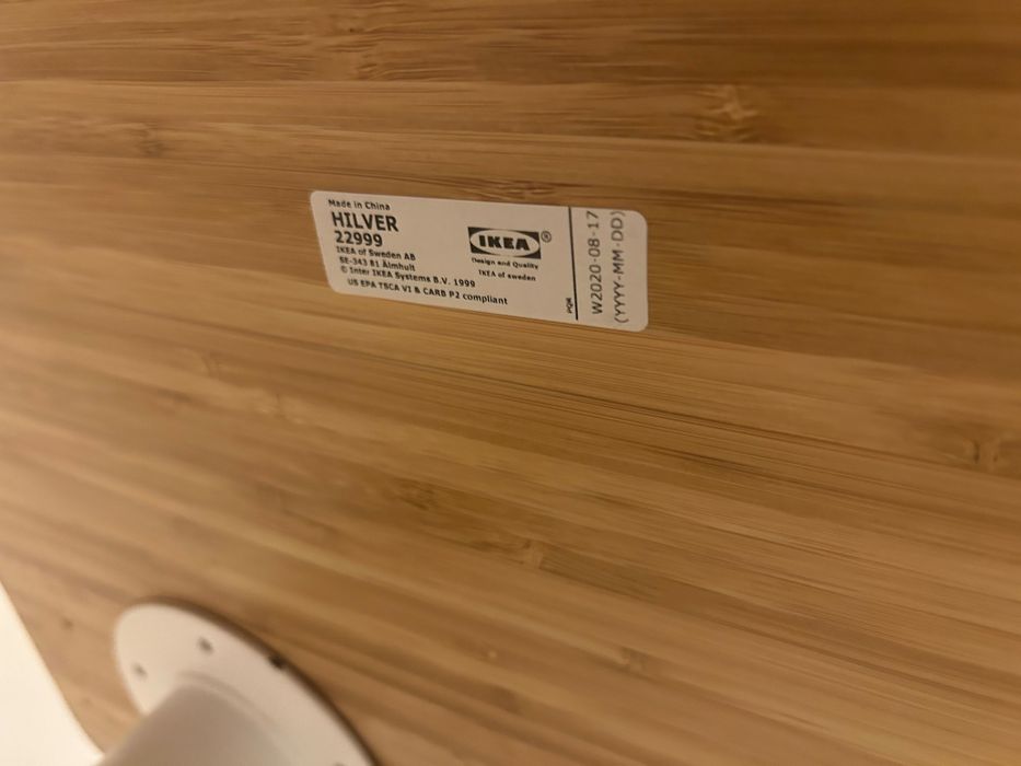 Secretaria nova do Ikeia com os 4 pés