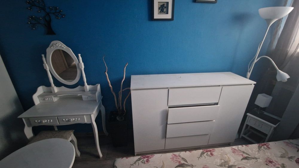 Komplet białych mebli do sypialni