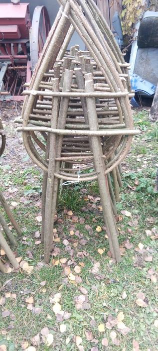 Stelaże pod wieńce pogrzebowe