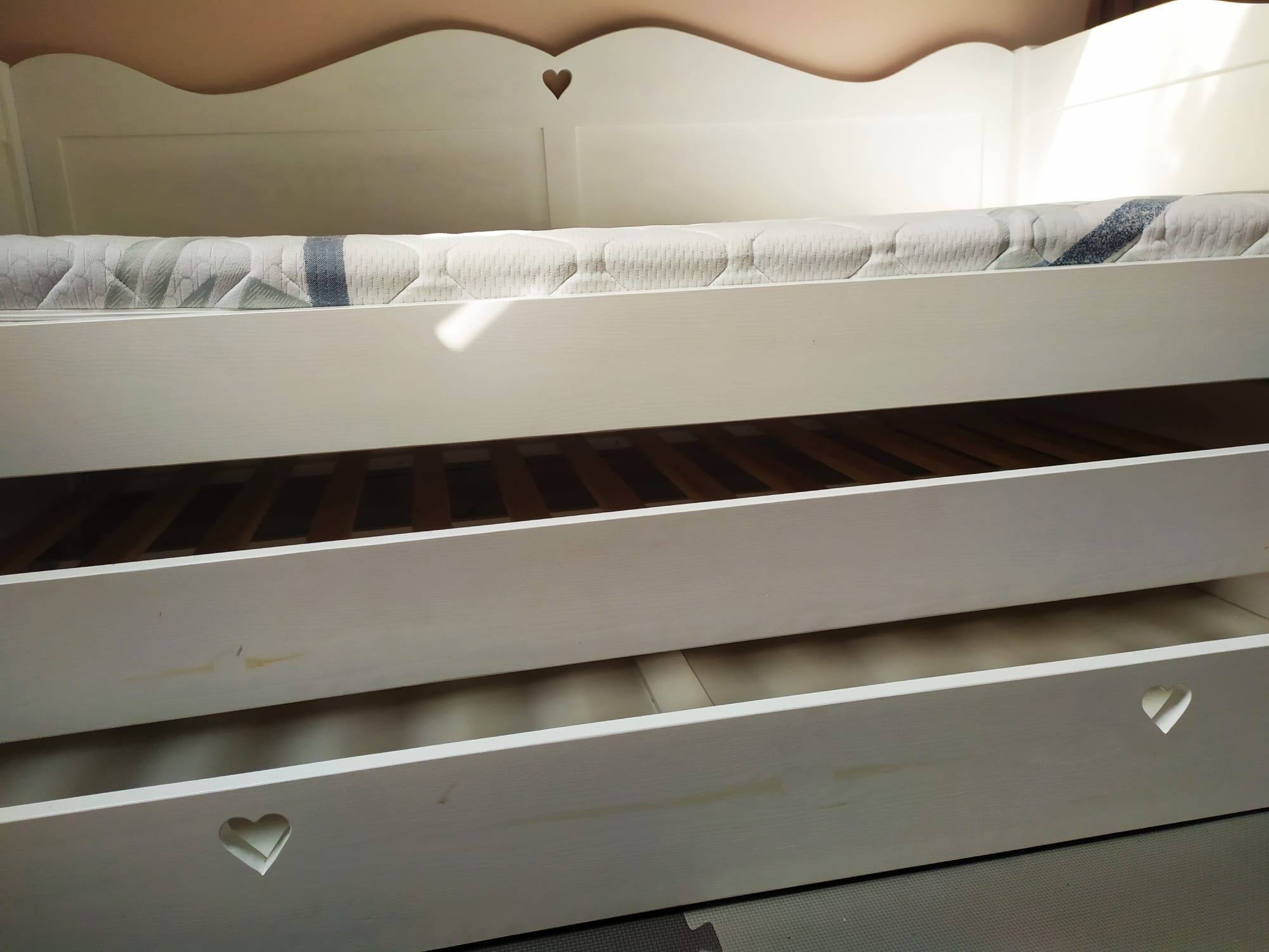 Drewniane łóżko dwuosobowe.