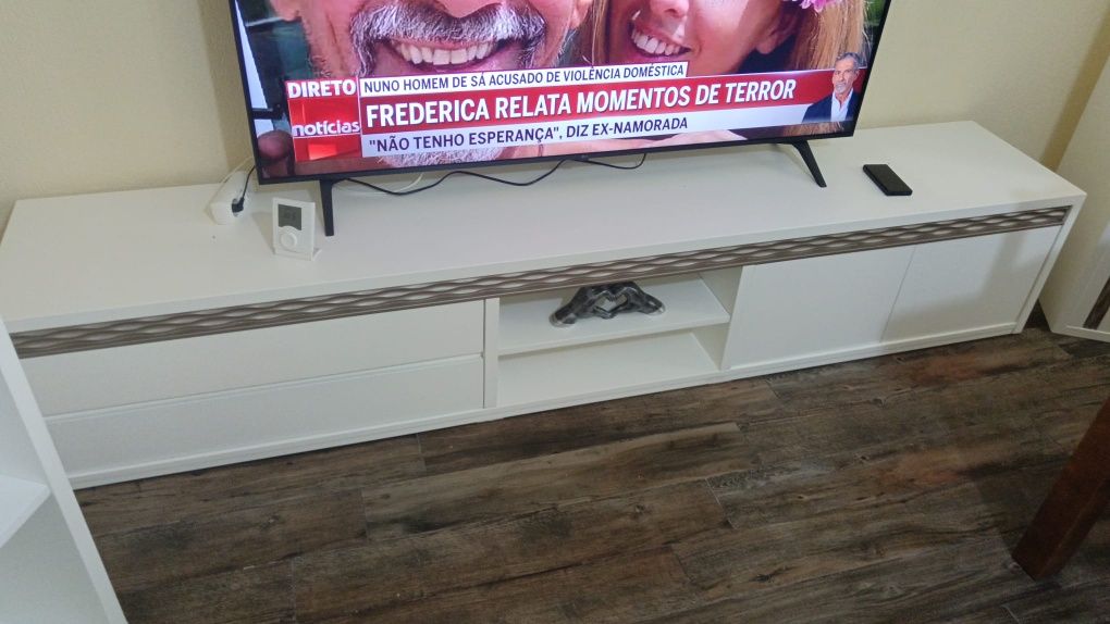Móvel de Sala Branco Semi Novo