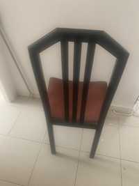 Cadeira de madeira cor preta