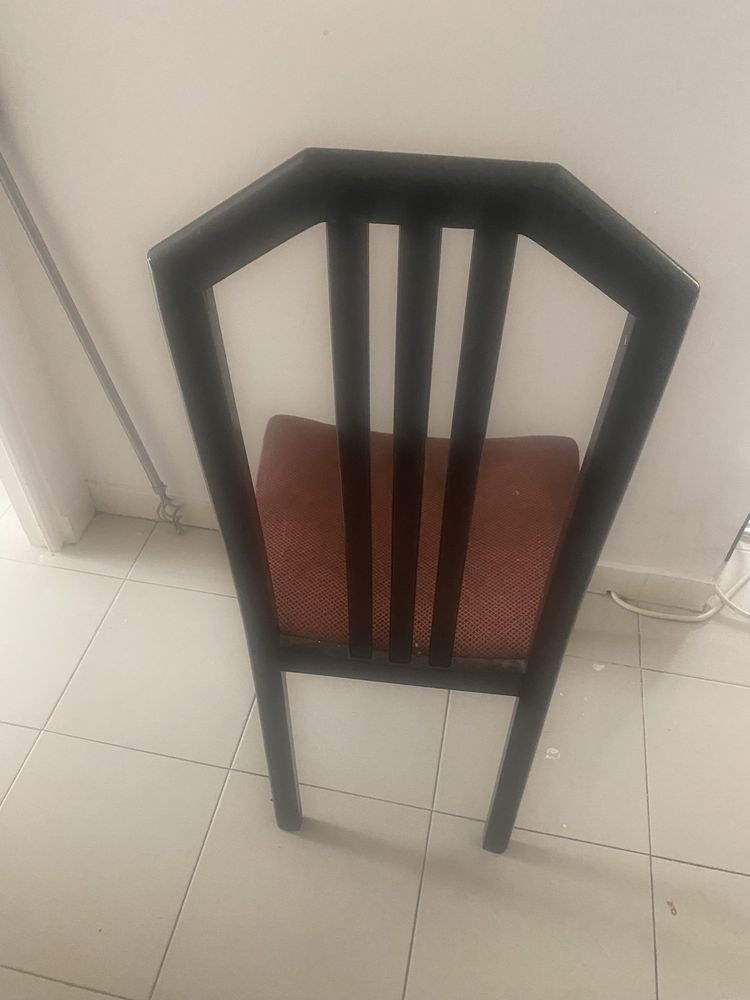 Cadeira de madeira cor preta