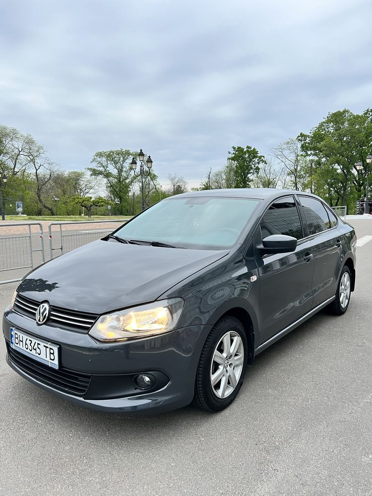 Volkswagen Polo 1,6 газ-бензин. Очень экономичный.