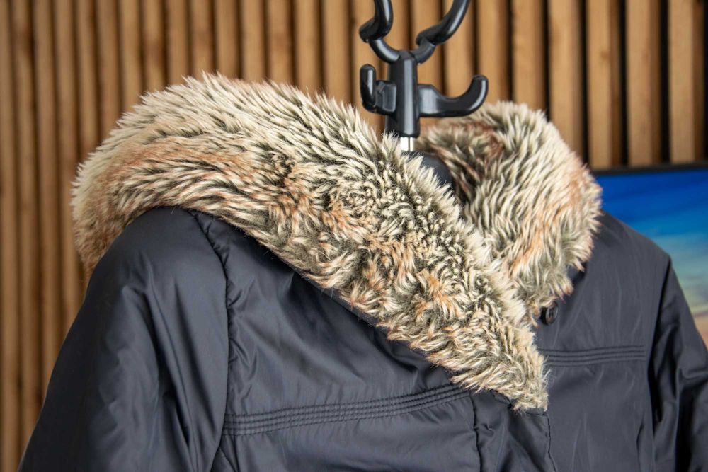 CARRY czarna damska długa kurtka zimowa z futerkiem- M/38