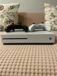 Xbox One S 500 GB + 2 pady