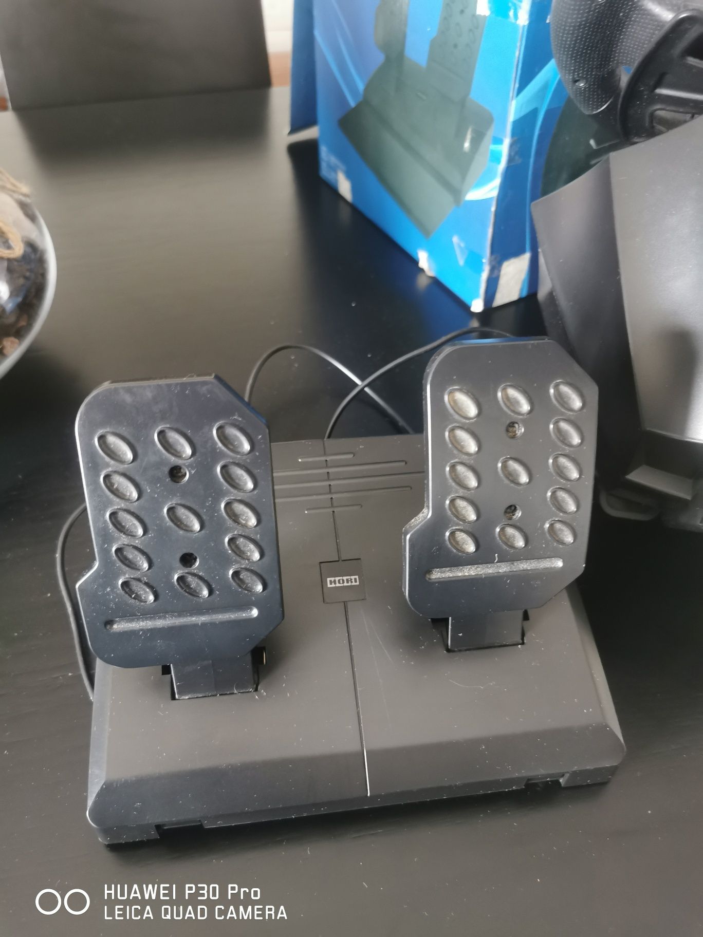 Playstation 4+ 2 comandos+ volante e pedais+ carregador de comandos