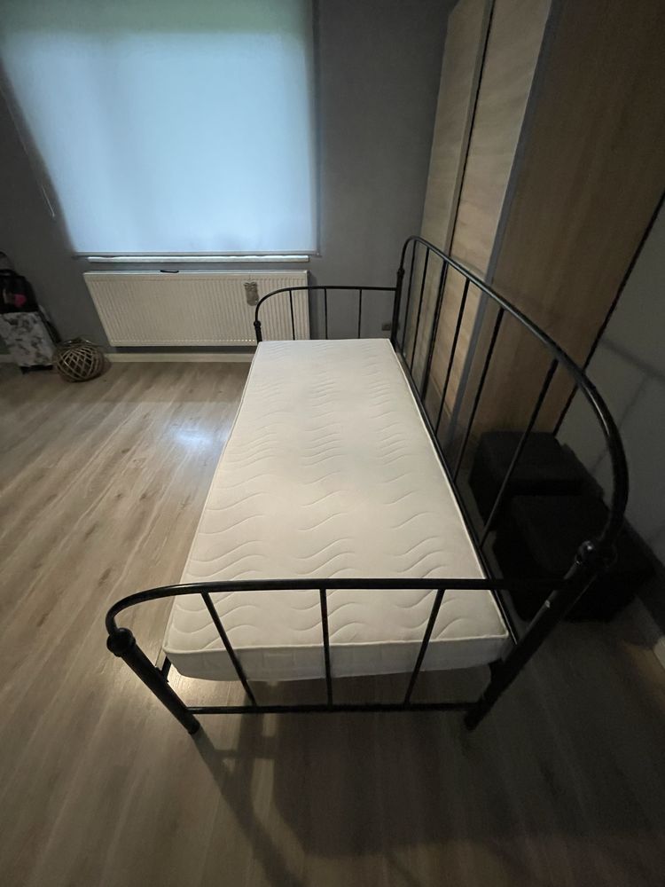 Łóżko metalowe z materacem
