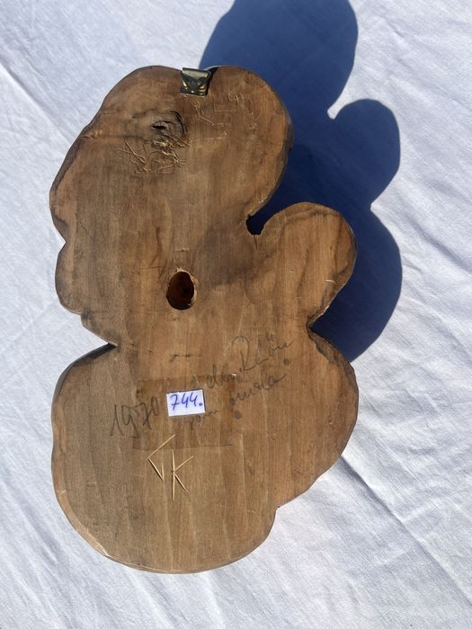 Drewniana płaskorzeźba anioła