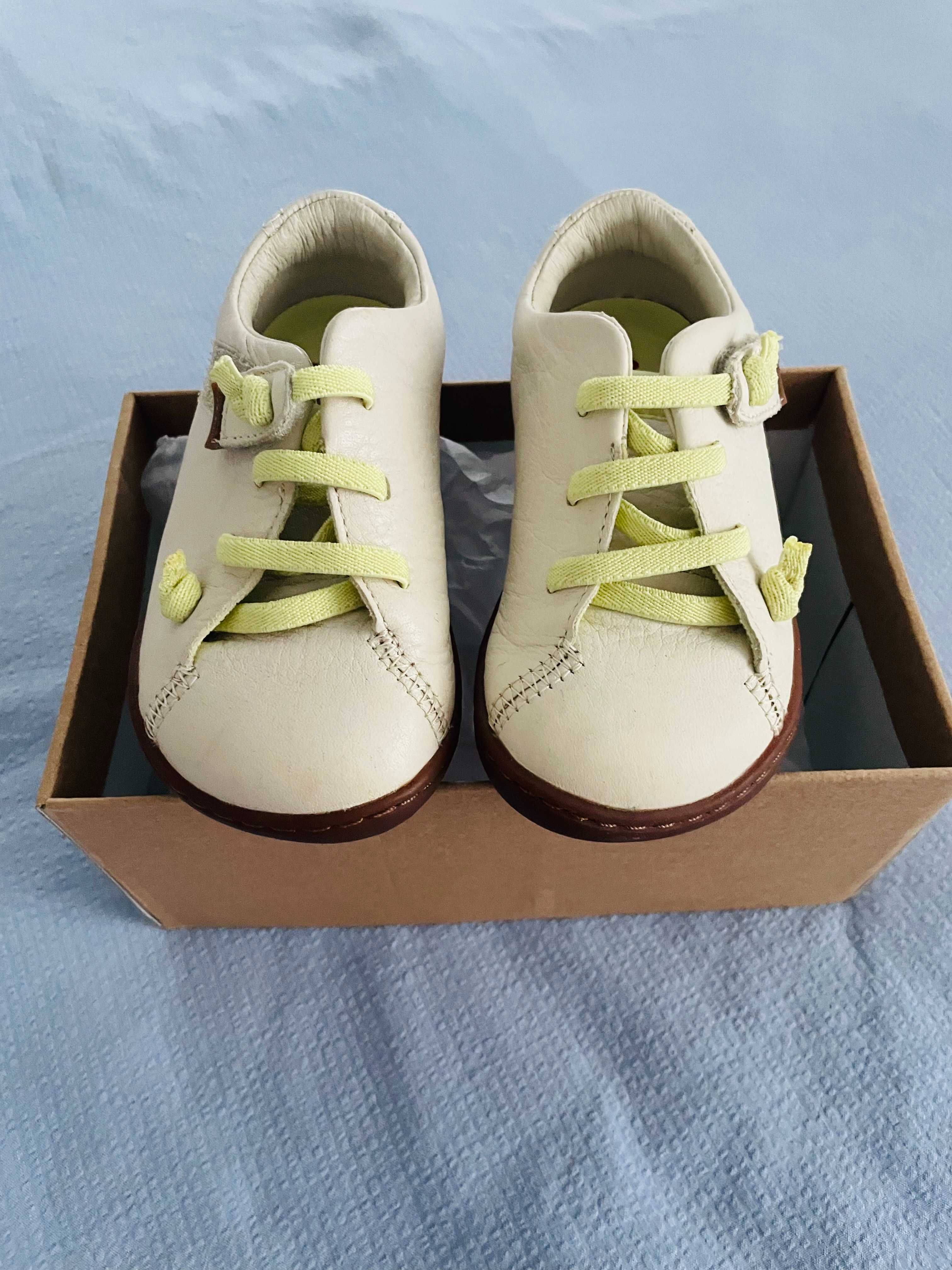 Sapatos em couro bege para criança. Novos.