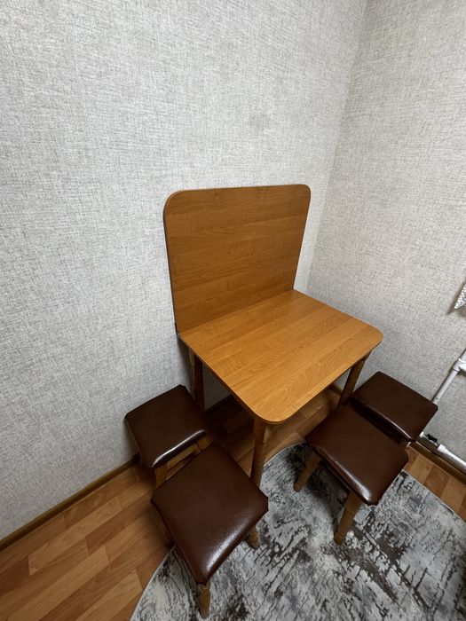 Кухонный стол со стульями