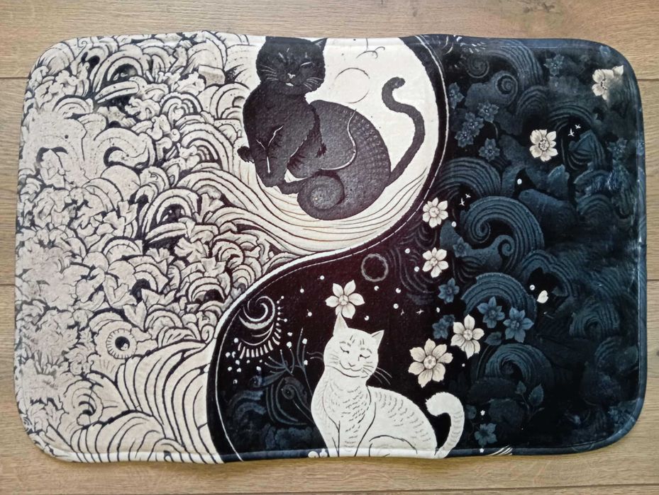 Dywanik łazienkowy z kotami yin i yang