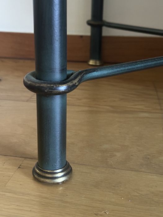 Mesa de apoio com estrutura em ferro forjado e tampo em madeira