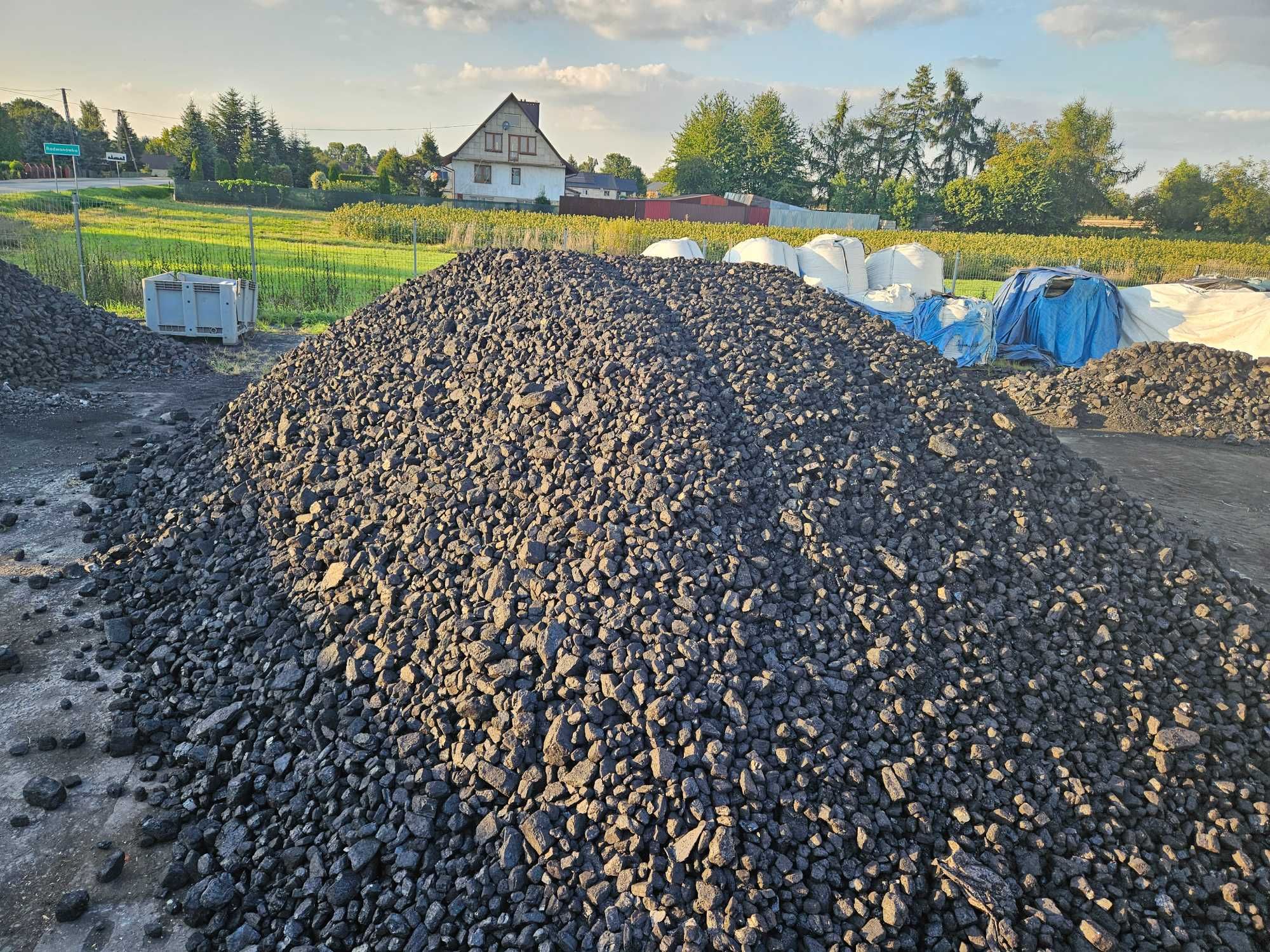Wysokiej jakości węgiel Orzech – idealny do domów i przemysłu!
