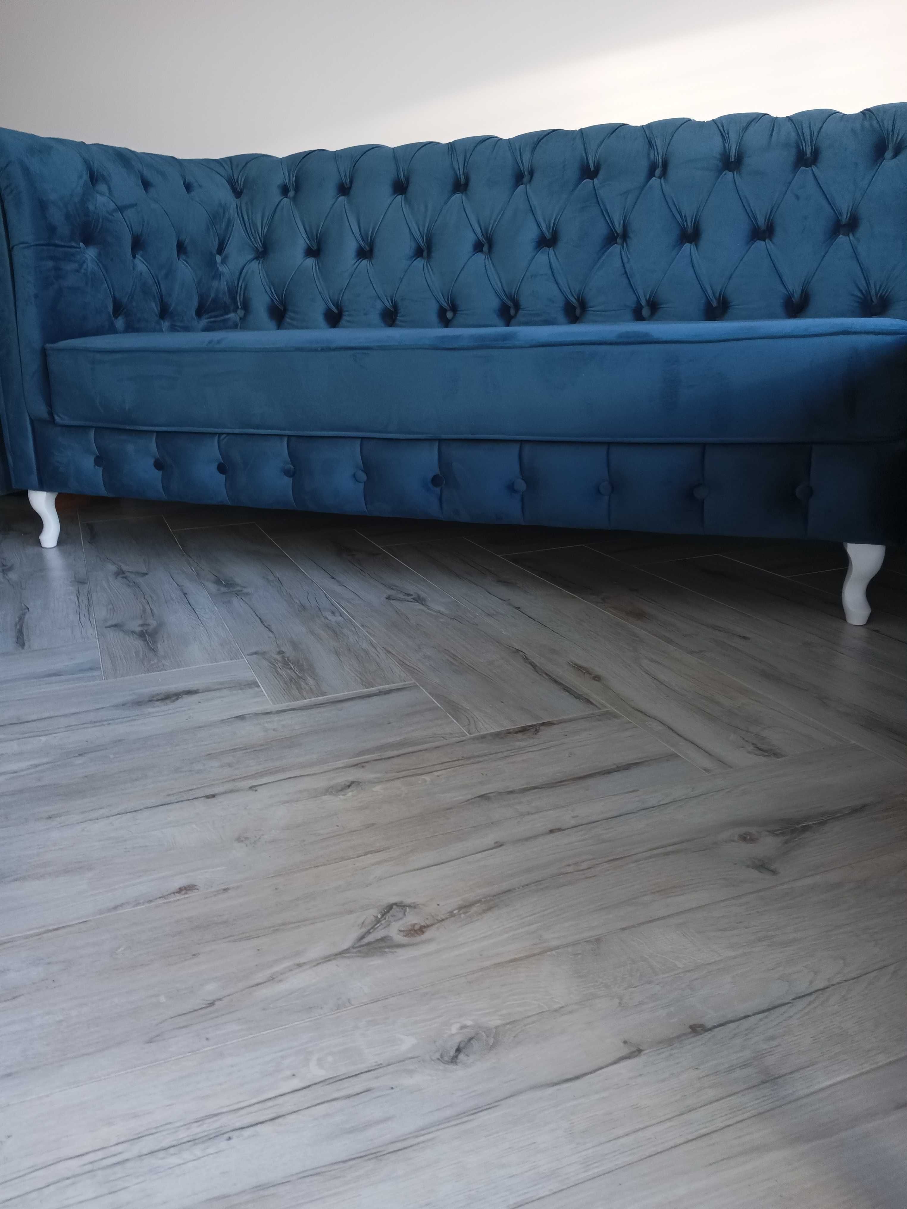 Sprzedam salonową sofę narożną w stylu Chesterfield
