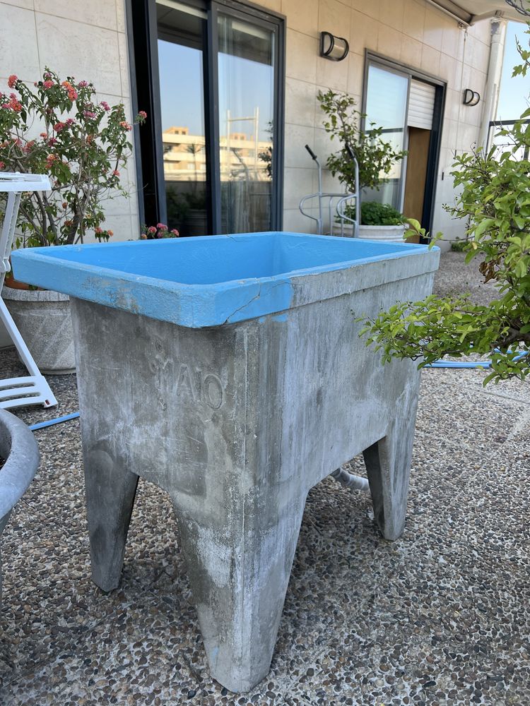 Pia de cimento pintada a azul no interior