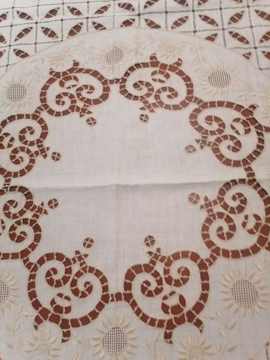 Obrus biały haftowany