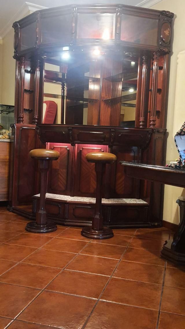 Bar em madeira e vidros