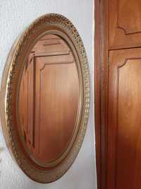 Espelho oval vintage com talha dourada