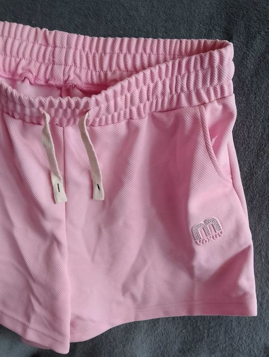 Ślicznie krótkie spodenki damskie.