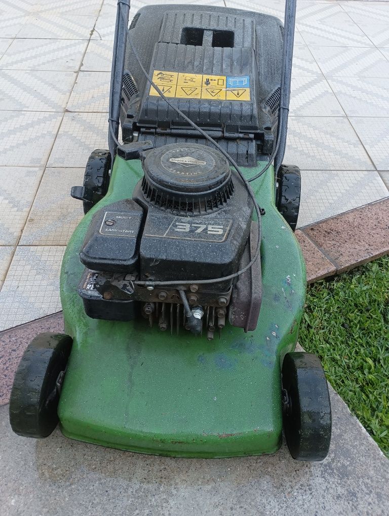 Máquina de cortar relva