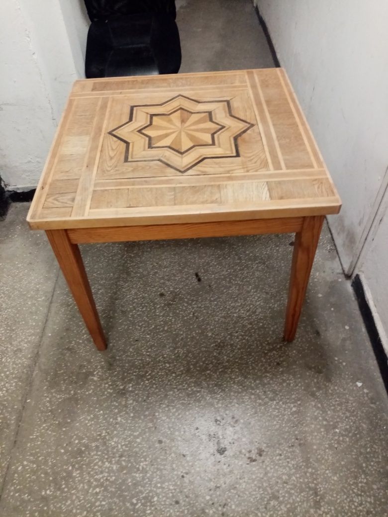 Stary stół z mozaiką