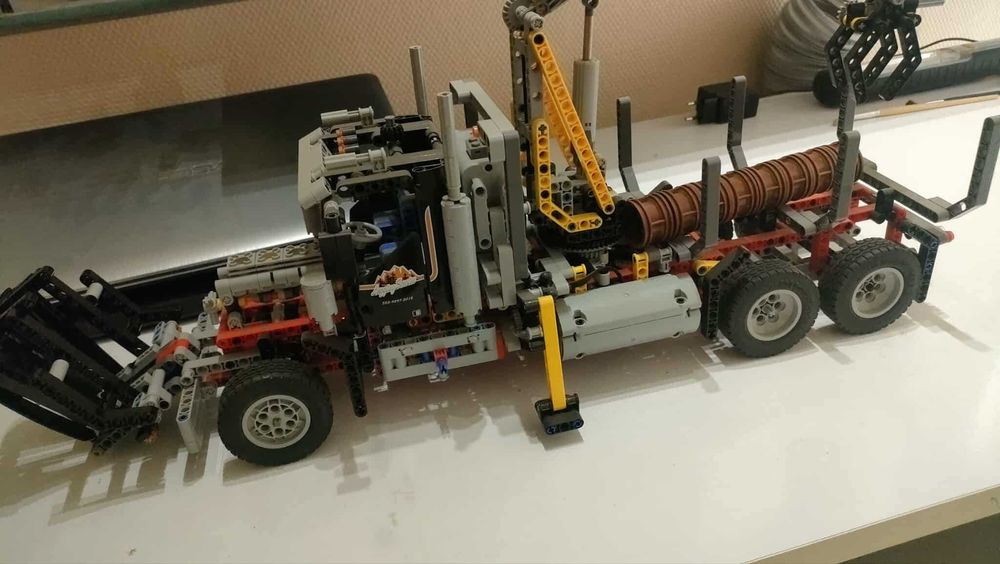 Klocki LEGO 9397 Ciężarówka do transportu drewna