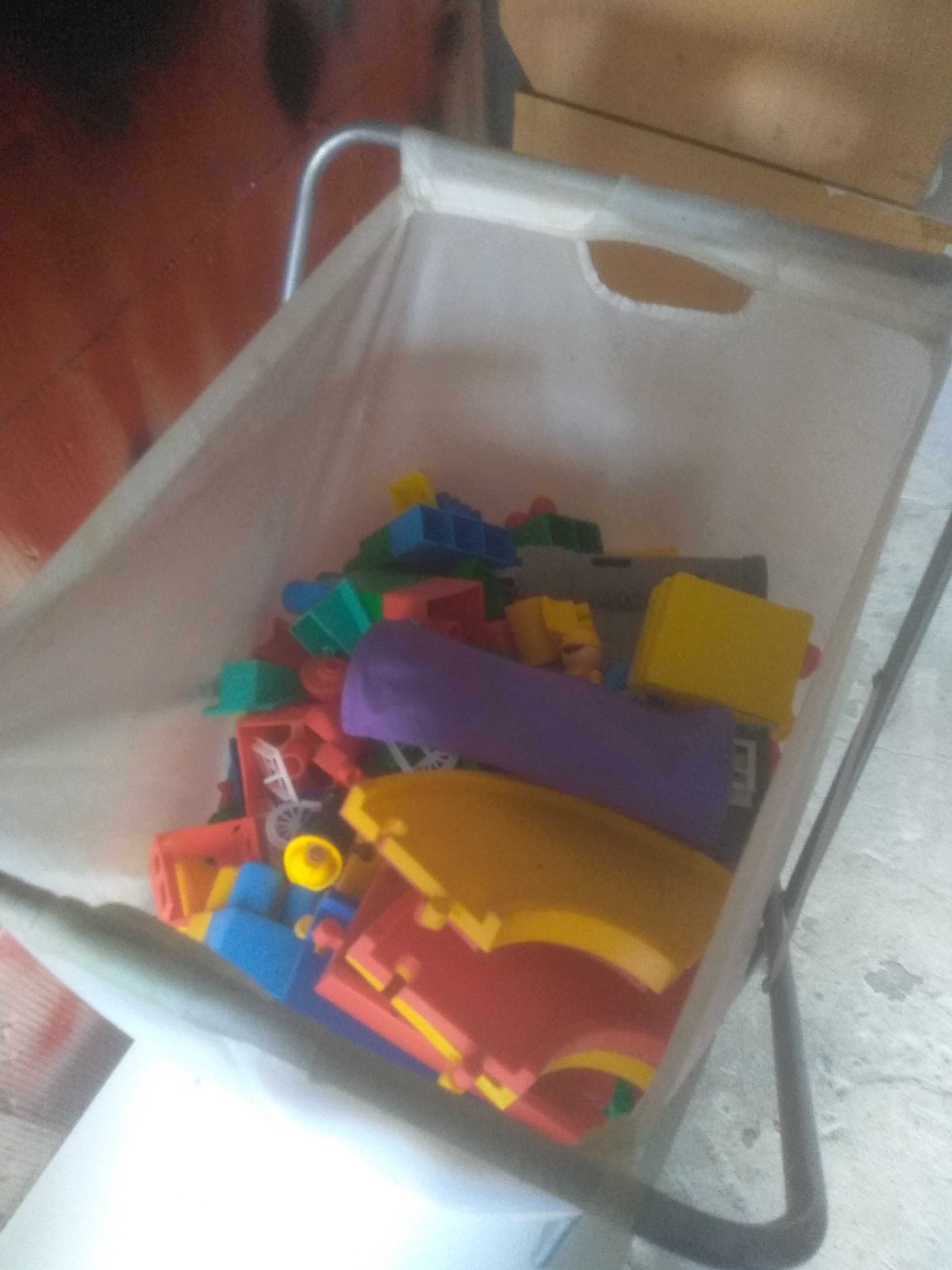 Pojemnik na zabawki pełen klocków i samochodów tanio
