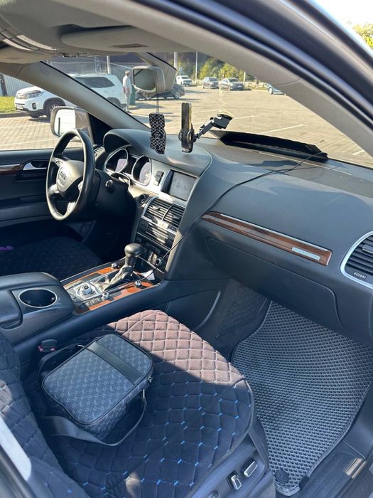 Ауді Q7 2012 р. Машина на повному ходу.