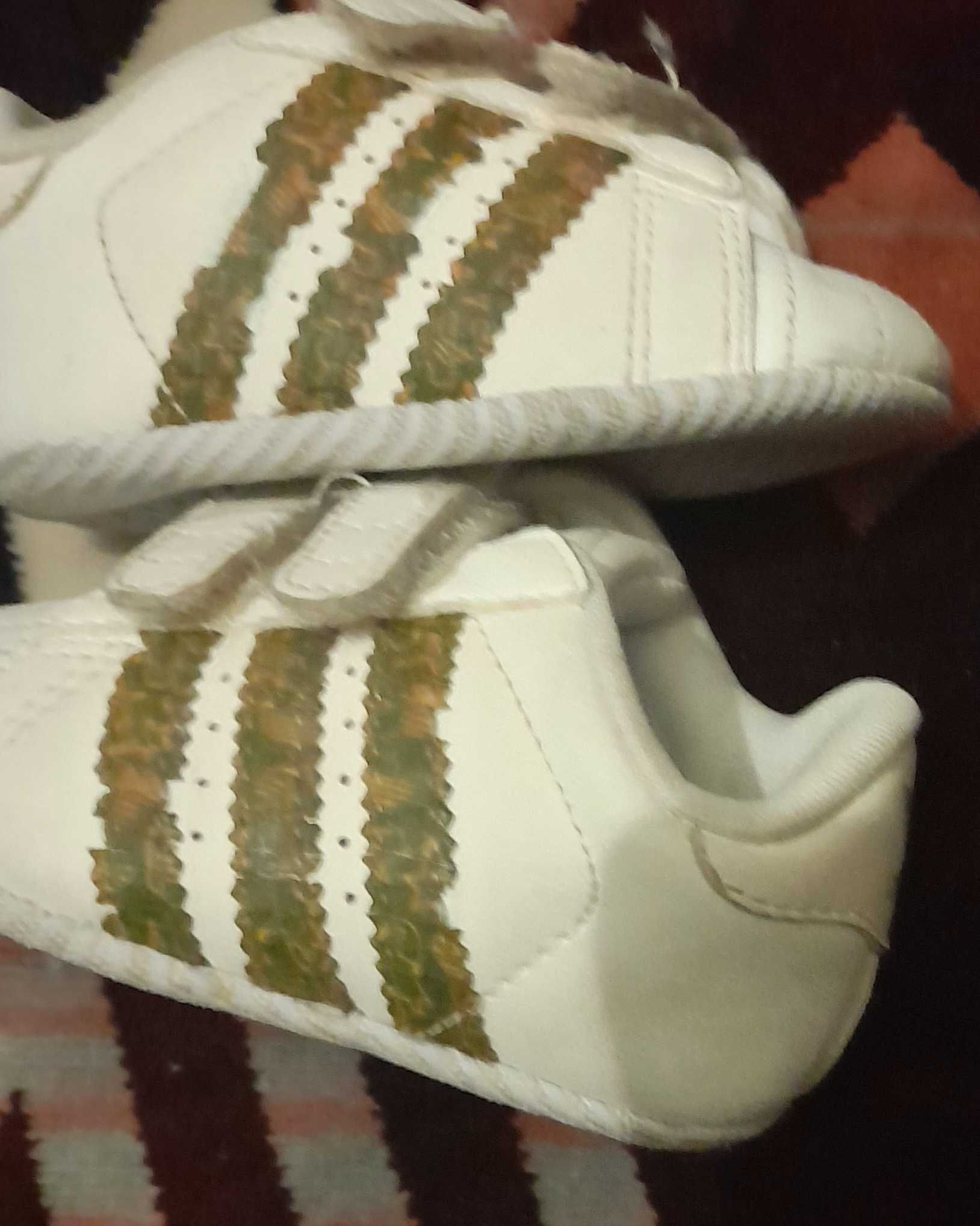 Botinhas adidas tamanho 17.