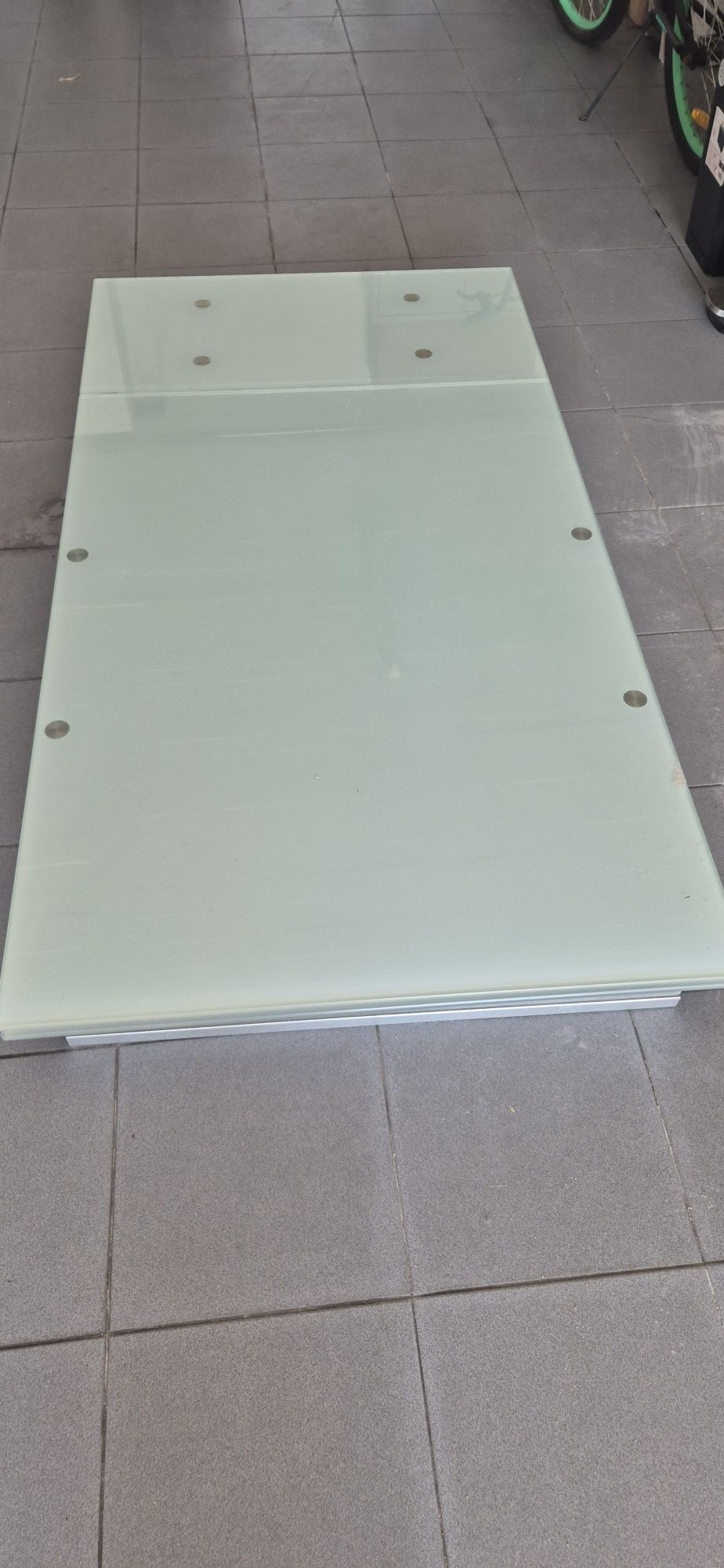 Mesa com tampo de vidro extensível
