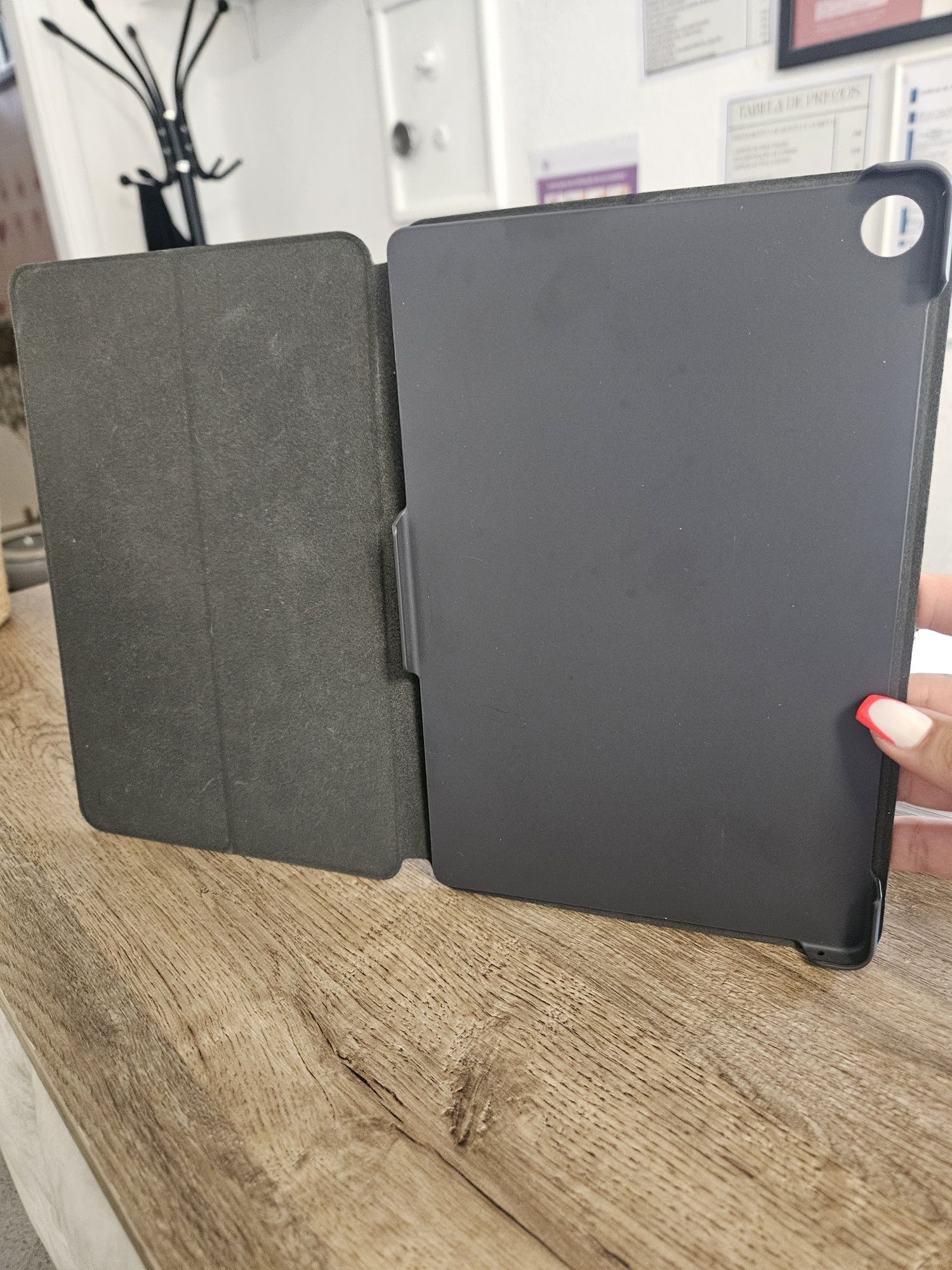 Vendo tablet lenovo, com capa incluída