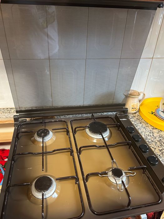 Placa a gás com ignição eletrónica, com proteção de vidro nunca usada