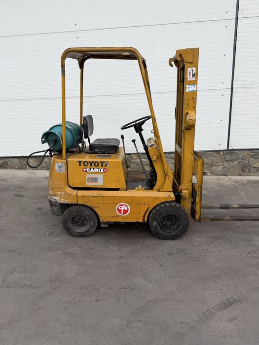 TOYOTA Mały Spalinowy Wózek Widłowy 900 kg