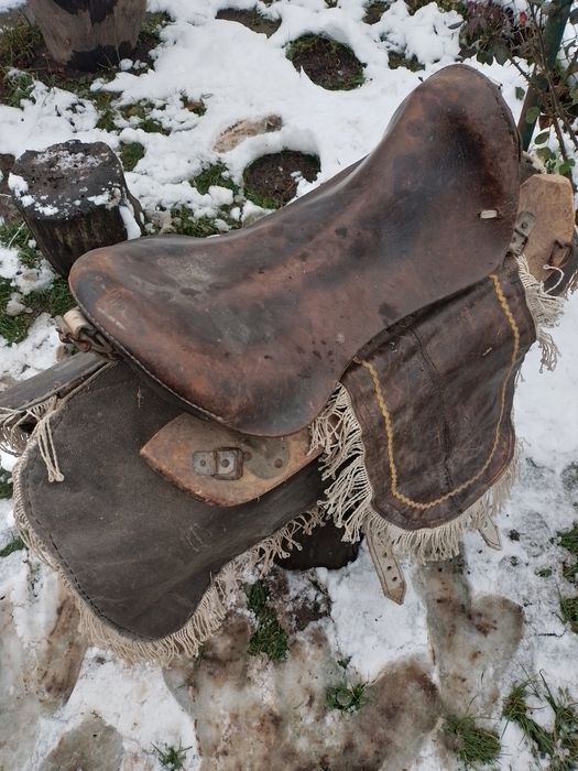 Сідло для верхової їзди на конях