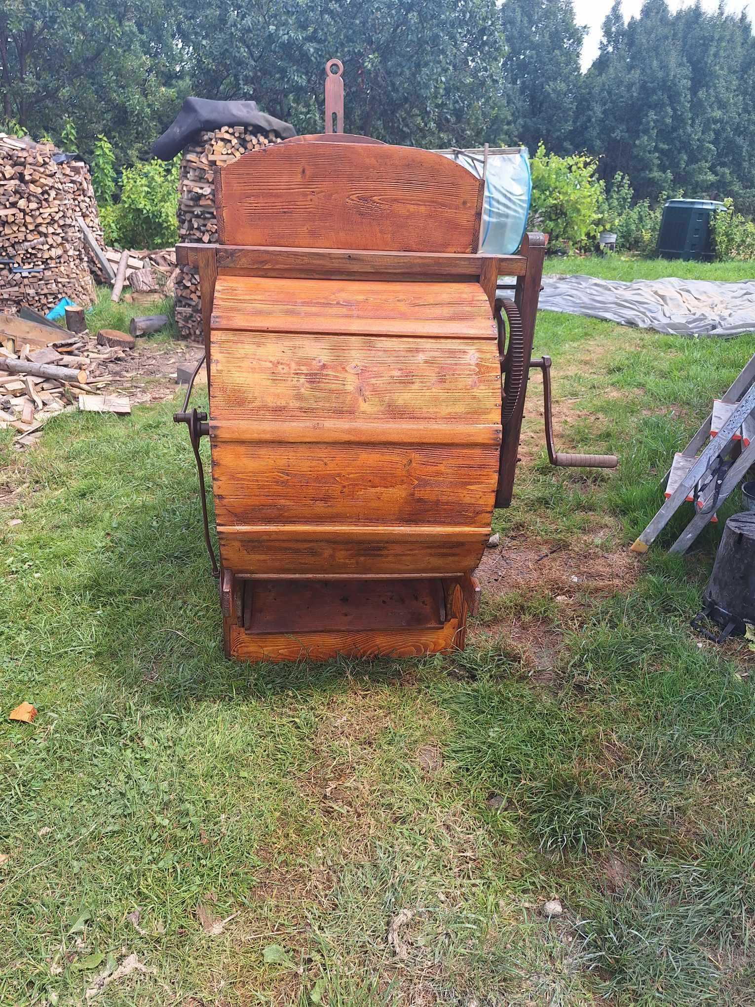 Stary ręczny młynek do zboża w bardzo dobrym stanie