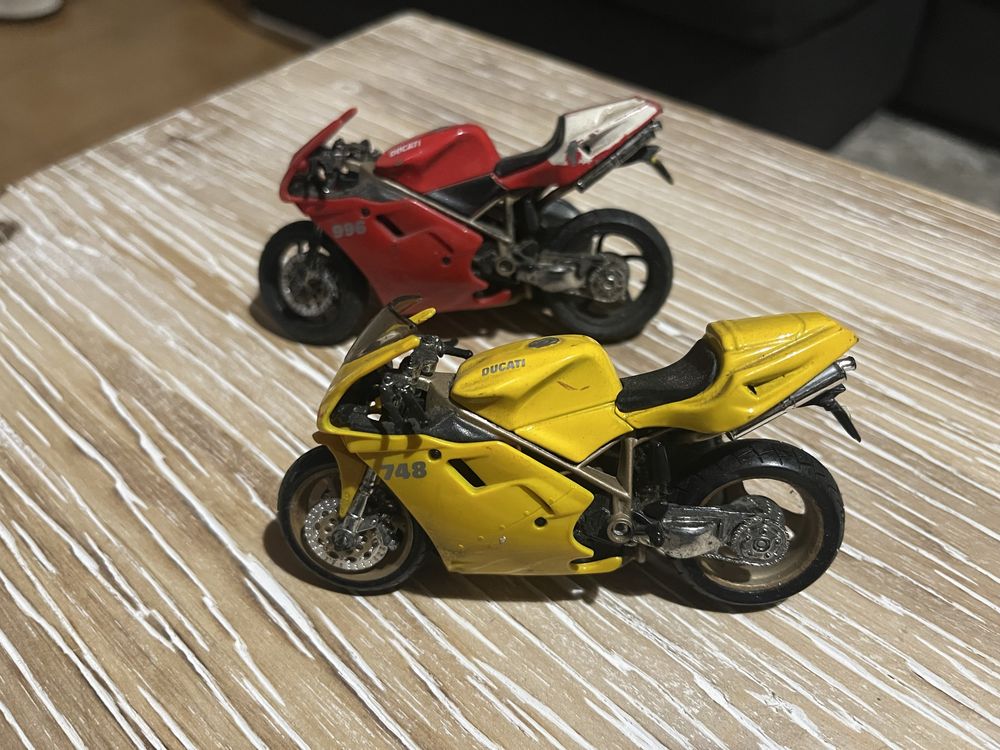 Carros e motos brinquedo em ferro