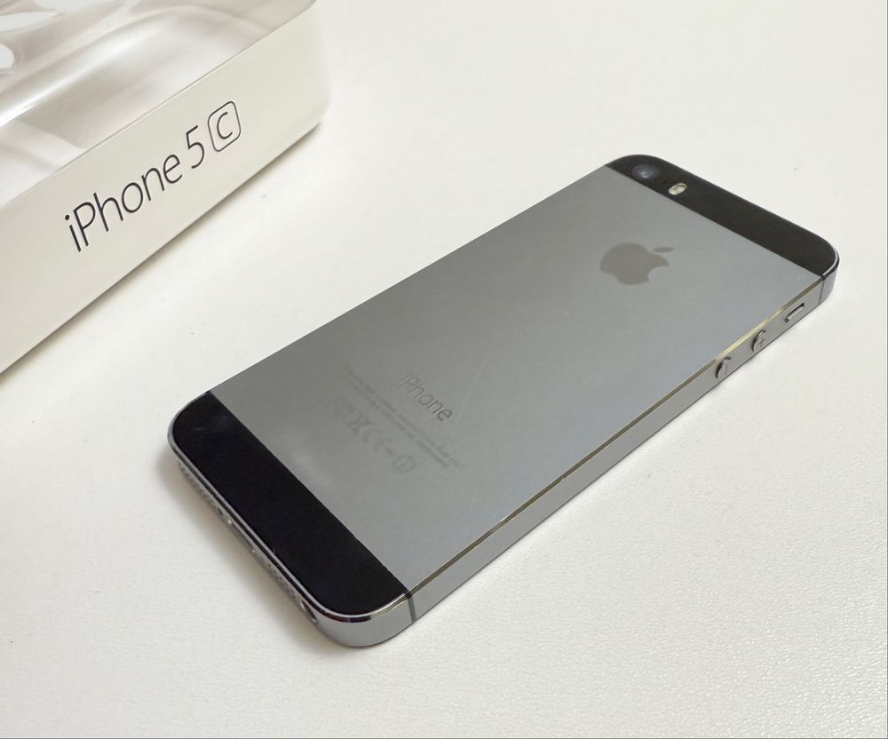 Stary telefon kolekcjonerski Iphone 5s