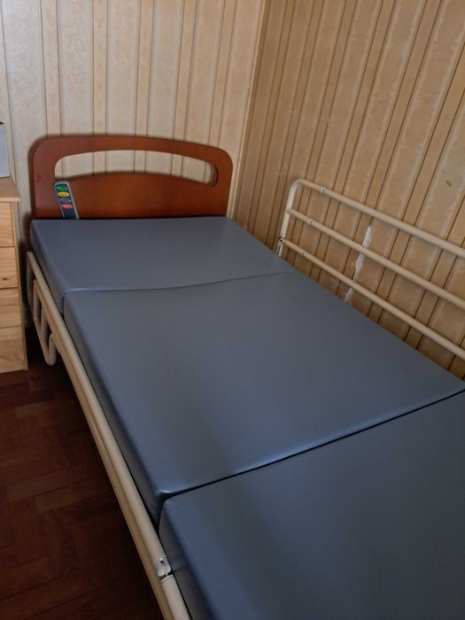 Cama articulada eléctrica com comando
